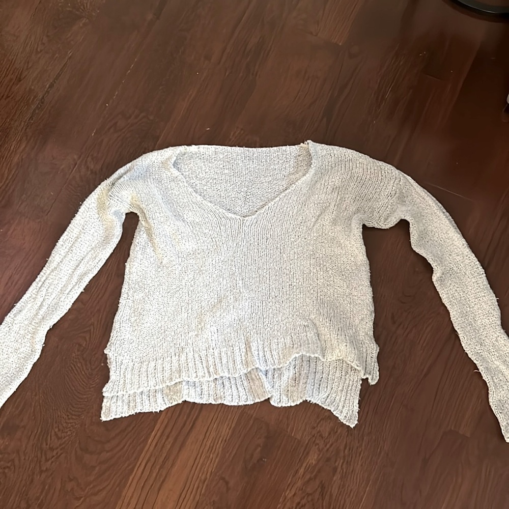 Grey white knitted v-neck top.